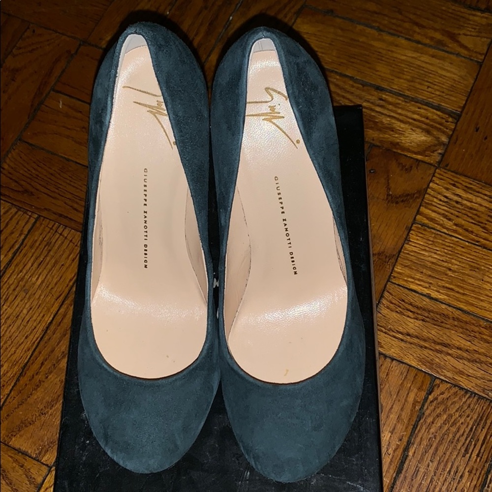 🌸 Authentic Women’s Giuseppe Shoes 🌸 10% OFF!!